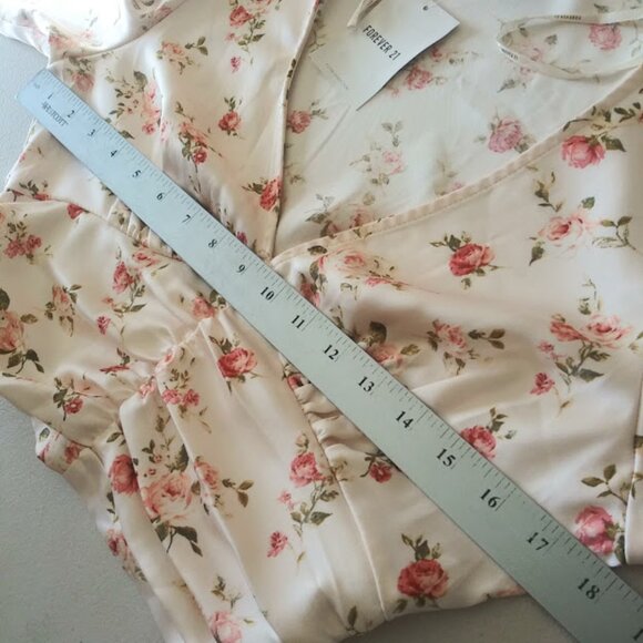 Forever 21 women's size S cream, pink and green floral long sleeve crop top - Picture 7 of 16